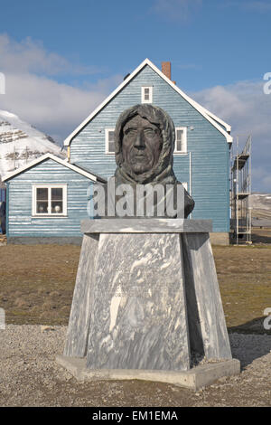 Büste von Roald Amundsen, Ny-alesund, Spitzbergen, Svalbard. Stockfoto