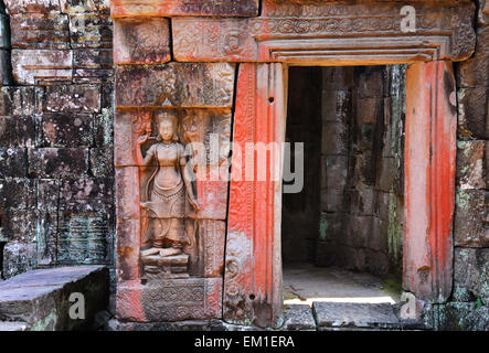 Apsara Tänzer Stone Carving, rundum an der Wand in Angkor Wat. Stockfoto