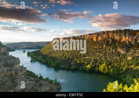 Fluss und Schlucht in der Nähe von San Frutos Eremitage. Hoces del Rio Duraton Naturpark. Segovia, Kastilien und Leon, Spanien, Europa Stockfoto