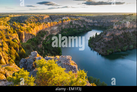 Fluss und Schlucht in der Nähe von San Frutos Eremitage. Hoces del Rio Duraton Naturpark. Segovia, Kastilien und Leon, Spanien, Europa Stockfoto