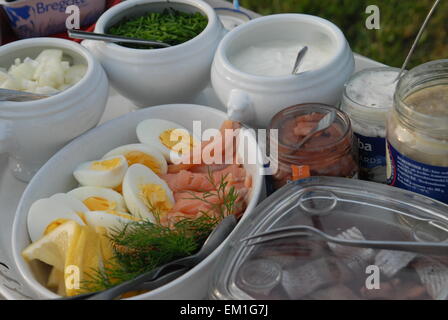 Schwedisches Mittsommerbuffet mit einer Auswahl an eingelegtem Hering. Stockfoto