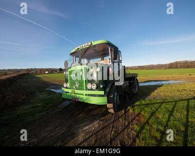 ein Klassiker der 1960er Jahre Vinatge LKW geparkt in einem Feld nahe Matlock, Derbyshire, Großbritannien Stockfoto