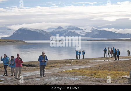 Touristen mit kongsvegen Gletscher und Berge, über kongsfjorden aus Ny gesehen - alesund, Spitzbergen, Svalbard. Stockfoto