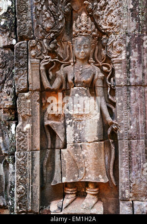 Apsara Tänzer Stone Carving, rundum an der Wand in Angkor Wat. Stockfoto