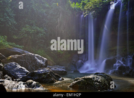 Phnom Kulen Wasserfall mit Sonnenstrahl in Kambodscha, in langen Belichtungszeit zu schießen. Stockfoto