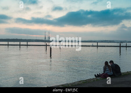 Ein junges Paar den Sonnenuntergang am Mayflower Park Southampton England. Una Pareja Joven Viendo el Atardecer En Mayflower Park Stockfoto