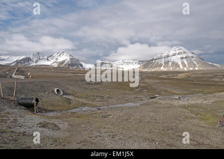 Berge über arktische Landschaft gesehen, Ny-alesund, Spitzbergen, Svalbard. Stockfoto