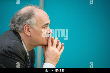 Hannover, Deutschland. 15. April 2015. Der CEO von Industrial Internet Consortium (ICC) Richard Soley sitzt im Publikum bei einem Pressegespräch auf der Hannover Messe Industriemesse in Hannover, 15. April 2015. Die Messe läuft vom 13. April bis 17. April 2015 mit Indien wird das diesjährige Partnerland. Foto: OLE SPATA/Dpa/Alamy Live-Nachrichten Stockfoto