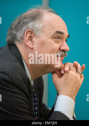 Hannover, Deutschland. 15. April 2015. Der CEO von Industrial Internet Consortium (ICC) Richard Soley sitzt im Publikum bei einem Pressegespräch auf der Hannover Messe Industriemesse in Hannover, 15. April 2015. Die Messe läuft vom 13. April bis 17. April 2015 mit Indien wird das diesjährige Partnerland. Foto: OLE SPATA/Dpa/Alamy Live-Nachrichten Stockfoto