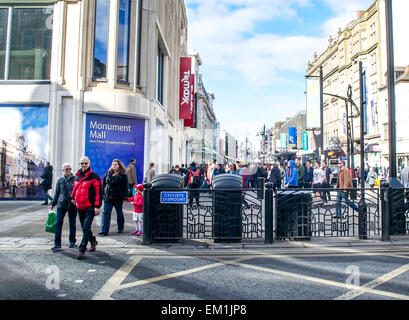 Eine sehr geschäftige Fußgängerzone voller Shopper in Newcastle, UK. Stockfoto