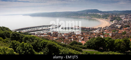 Großbritannien, England, Yorkshire, Scarborough, Dächer der Altstadt und South Bay von der Burg, Panorama Stockfoto