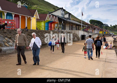 Großbritannien, England, Yorkshire, Scarborough, North Bay Promenade spazieren Besucher Stockfoto