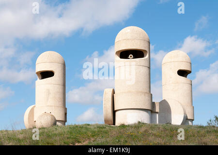 Die Katharer-Ritter ist ein Zement-Skulptur von Jacques Tissinier über die Autobahn A61 an der Raststätte Aire De Peche Loubat. Stockfoto