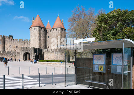 Die Place du Prado vor dem Tor Porte Narbonnaise, La Cité Carcassonne mit Bushaltestelle für die Altstadt. Stockfoto