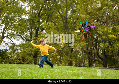 Junge läuft mit kite Stockfoto