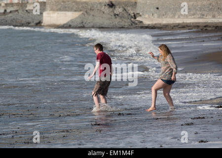 Aberystwyth, Wales, UK. 15. April 2015.  Das Wetter. Jugendliche genießen eine Paddel im Meer in der Sonne Credit: Alan Hale/Alamy Live News Stockfoto