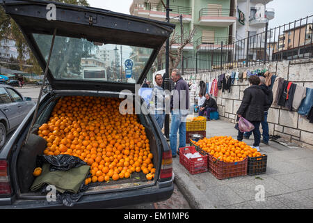 Verkauf von Orangen von der Rückseite eines Mercedes auf einem Straßenmarkt in Saranda, Südalbanien. Stockfoto