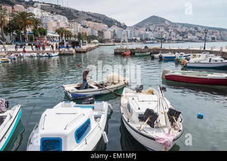 Der Fischereihafen in Saranda im Süden Albaniens. Stockfoto