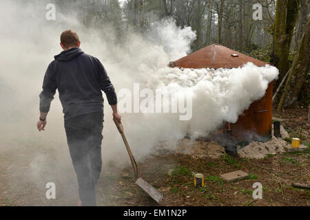 Kohle Ofen in Aktion in einem Antiche Laubwald in Südengland Stockfoto