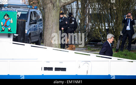 Lübeck, Deutschland. 15. April 2015. US-Außenminister John Kerry Platinen ein Kreuzfahrtschiff vor einer Plenarsitzung des Treffens der Außenminister der G7 in Lübeck, auf April. 15, 2015. Die G7-Außenminister Erklärung hier eine gemeinsame am Mittwoch, alle Seiten auf, ihren Verpflichtungen nach den Abkommen von Minsk Ukraine Sachlage drängen. Bildnachweis: Xinhua/Alamy Live-Nachrichten Stockfoto