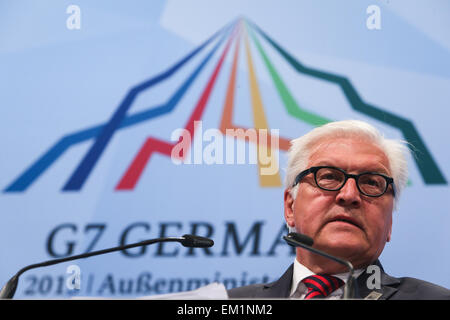 Lübeck, Deutschland. 15. April 2015. Der deutsche Außenminister Frank-Walter Steinmeier spricht während einer Pressekonferenz nach dem Treffen der G7-Außenminister in Lübeck, vom April. 15, 2015. Die G7-Außenminister Erklärung hier eine gemeinsame am Mittwoch, alle Seiten auf, ihren Verpflichtungen nach den Abkommen von Minsk Ukraine Sachlage drängen. Bildnachweis: Xinhua/Alamy Live-Nachrichten Stockfoto