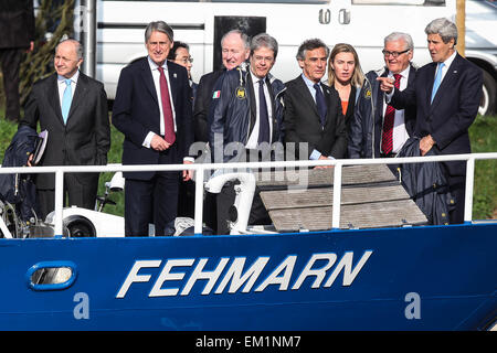 (150415)--Lübeck, 15. April 2015 (Xinhua)--(L, R) der französische Außenminister Laurent Fabius, britische Außenminister Philip Hammond, japanischen Außenminister Fumio Kishida, kanadischen Außenminister Robert Nicholson, italienische Außenminister Paolo Gentiloni, Lübeck Bürgermeister Bernd Saxe, EU-Außenbeauftragte Federica Mogherini, der deutsche Außenminister Frank-Walter Steinmeier und US-Außenminister John Kerry Stand an Bord eines Kreuzfahrtschiffes Schiff vor einer Plenarsitzung des Treffens der Außenminister der G7 in Lübeck , Deutschland, im April. 15, 2015. Stockfoto