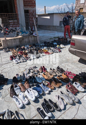 ein Männer verkaufen gebrauchte Schuhe auf der Straße Indien ein Männer verkaufen gebrauchte Schuhe auf der Straße Indien