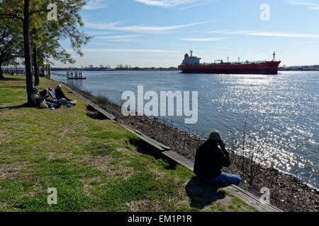 Menschen auf dem Levee, Mississippi River, Nr Audubon Zoo, New Orleans, Louisiana, USA. Stockfoto