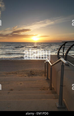 Blackpool UK, 15. April 2015. Wetter-News, einen schönen Sonnenuntergang zum Abschluss des Tages an der Küste von Lancashire. Bildnachweis: Gary Telford/Alamy live-Nachrichten Stockfoto