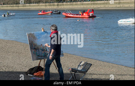 11.04.2015. Oxford University Women Boot Club (OUWBC) [blau] und Cambridge University Women Boot Club (CUWBC) [hellblau] machen Geschichte durch den Wettbewerb auf den ersten jemals Frauenrennen auf die traditionelle Männer Tideway Strecke zwischen Putney und Mortlake stattfinden.  Allgemeine Ansicht.  Londoner Künstler Nick Botting interpretiert die Szene.  Verbale copyright Version des Künstlers.  OUWBC Crew:-Bogen: Maxie Scheske, 2: Anastasia Chitty, 3: Shelley Pearson, 4: Lauren Kedar, 5: Maddy Badcott, 6: Emily Reynolds, 7: Nadine Graedel Iberg, Schlaganfall: Caryn Davies, Cox: Jennifer ihre.  CUWBC Crew:-Bogen: Fanny Bel Stockfoto