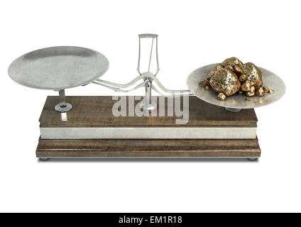 Eine alte aus Holz und Metall zwei Pfanne Balance Waage mit Goldnuggets in seitlich auf einem isolierten weißen Hintergrund Stockfoto