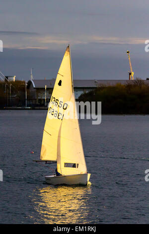 Southport, Merseyside, England 15. April 2015. Großbritannien Wetter. "Damen, die starten" Sonnenuntergang Abend mit West Lancashire Yacht Club-Mitglieder in der Abenddämmerung in Marine See Regatta Segeln Segeln. Die West Lancashire Yacht Club (WLYC) ist eine Yacht Club in Merseyside, England, im Jahre 1894 gegründet. Im Jahr 1999 erhielt der Verein den Status der Volvo/RYA Champion Club, Anerkennung der Qualität der Ausbildung und Leistung seiner Mitglieder bei den Segelwettbewerben. Bildnachweis: Mar Photographics/Alamy Live-Nachrichten Stockfoto