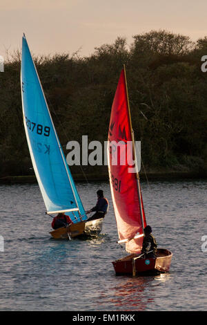 Southport, Merseyside, Großbritannien, 15. April 2015. Wetter in Großbritannien. „Ladies Who Launch“ Sunset Evening Sail. Mitglieder des West Lancashire Yacht Club segeln in der Marine Lake Regatta in der Abenddämmerung. Der West Lancashire Yacht Club (WLYC) ist ein Yachtclub in Merseyside, England, der 1894 gegründet wurde. Im Jahr 1999 erhielt der Club den Status des Volvo/RYA Champion Club und würdigt damit den Trainingsstandard und die Leistung seiner Mitglieder bei Segelwettbewerben. Stockfoto