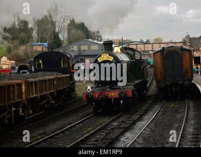 Bestandteil der Severn Valley Railway goldenes Jubiläum feiern, Great Western Lokomotive 2857 Rollen vorbei an einigen coaches Stockfoto