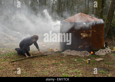 Kohle Ofen angezündet in Laubwald in Südengland Stockfoto