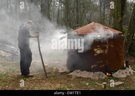 Kohle Ofen angezündet in eine Antiche Laubwald in Südengland Stockfoto