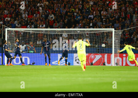 Paris, Frankreich. 15. April 2015. UEFA Champions League Fußball. Viertelfinale, Hinspiel zwischen PSG und Barcelona. Das erste Tor von Neymar da Silva Santos Junior (Barca) 0-1 Credit: Action Plus Sport/Alamy Live News Stockfoto