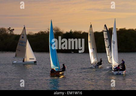 Southport, Merseyside, England 15. April 2015. Großbritannien Wetter. "Damen, die starten" Sonnenuntergang am Abend Segel. West Lancashire Yacht Club Mitglieder in der Abenddämmerung in Marine See Regatta Segeln. Die West Lancashire Yacht Club (WLYC) ist eine Yacht Club in Merseyside, England, im Jahre 1894 gegründet. Im Jahr 1999 erhielt der Verein den Status der Volvo/RYA Champion Club, Anerkennung der Qualität der Ausbildung und Leistung seiner Mitglieder bei den Segelwettbewerben. Bildnachweis: Mar Photographics/Alamy Live-Nachrichten Stockfoto