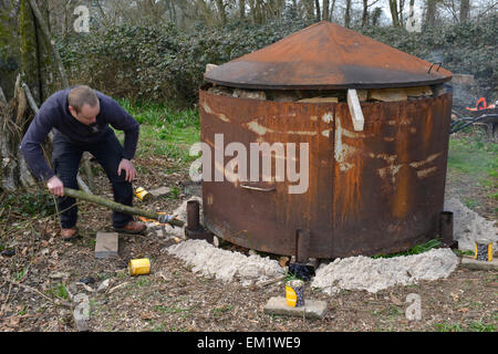 Kohle Ofen angezündet in einem Laubwald in Südengland Stockfoto