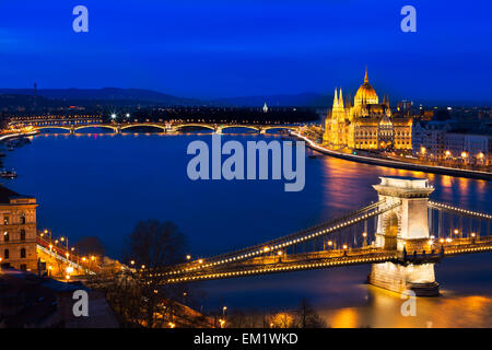 Blaue Stunde in Budapest mit Széchenyi Kettenbrücke, Ungarn Stockfoto