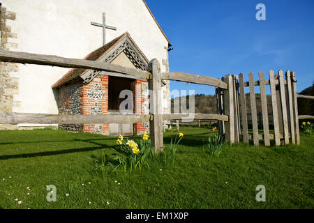 St.-Hubertus Kirche. Nahaufnahme der Kirche auf dem Hügel. Frühling mit Narzissen im Vordergrund genommen niedrigen Winkel gedreht. Stockfoto