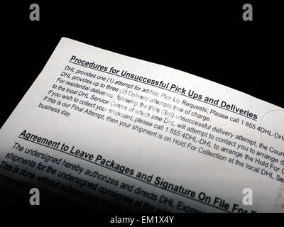 Die allgemeinen Geschäftsbedingungen Papiere aus einen Paketzustelldienst vor einem schwarzen Hintergrund fotografiert. Stockfoto