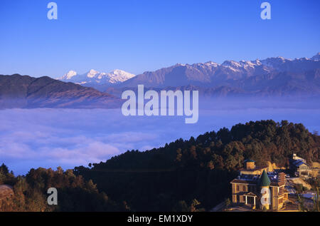 Nepal, Fernblick Niva Lodge am Hang mit Wolke und zentralen Himalaya im Hintergrund; Nagarkot Stockfoto