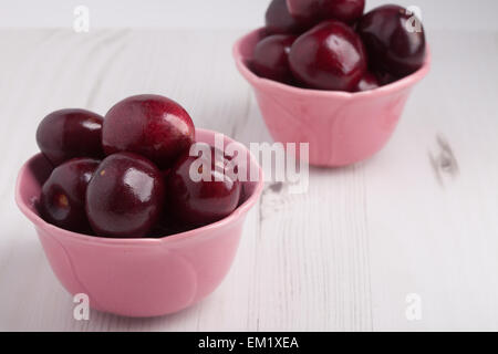 Kirschen in zwei Schüsseln, konzentrieren sich auf die Schüssel im Vordergrund Stockfoto
