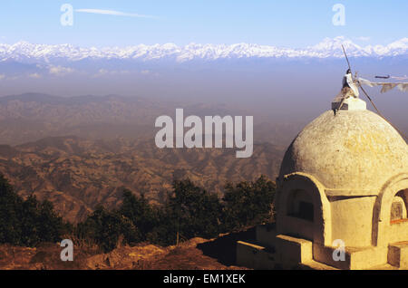 Ansicht des zentralen Himalaya-Gebirge von Mount Phulchowski und kleine weiße Stupa im Vordergrund; Nepal Stockfoto