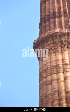 Nahaufnahme der Qutub Minar Turm gegen blauen Himmel, Delhi, Indien Stockfoto