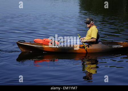 Mann paddeln Florida Fluss im Boot mit offenem cockpit Stockfoto