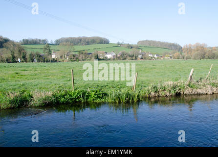 Blick zum Southover Dorf und des Flusses Frome in Dorset UK Stockfoto