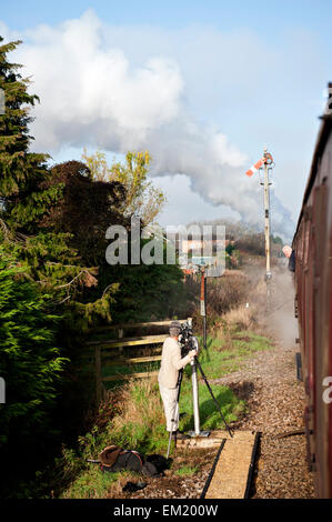 Unteren Sie Quadranten stoppen Semaphore Signale von einem Dampfzug gesehen, während ein Fotograf die Bewegung von einem Fuß-Kreuzung zeichnet Stockfoto