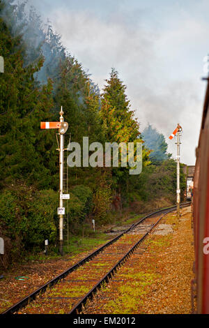 Unteren Quadranten stoppen Semaphore Signale aus einem Zug gesehen Stockfoto